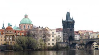 Charles Köprüsü 'nün gri bulutlu sonbahar gününde Prag' daki panoramik manzarası