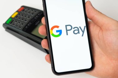 İnternetten ödeme için Google Pay mobil uygulaması. Bir adam, POS terminali kullanılarak ulaşılamayan hizmetler veya mallar için güvenli ödeme için uygulamalı cep telefonu kullanır. Kasım 2021, San Francisco