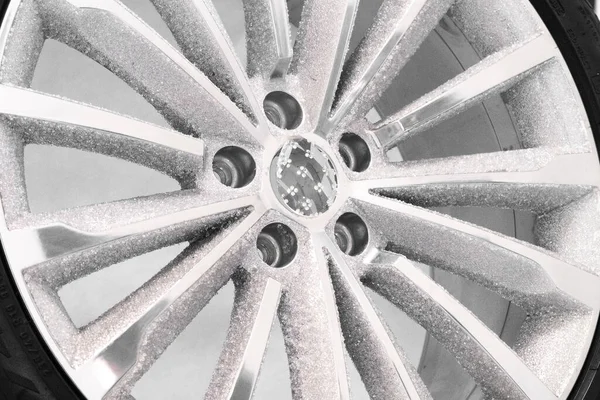 Disco de roda de alumínio incrustada com cristais brilha na mostra — Fotografia de Stock