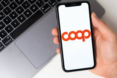 Coop mobil market zinciri uygulaması. İnternetten ürün ve ürün almak ve ödeme yapmak için mobil bir uygulama. İnternetten alışveriş yapıyorum. Kasım 2021, San Francisco, ABD
