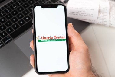 Harris Teeter süpermarket ve market zincirlerinin mobil uygulaması akıllı telefondan açılır. İnternetten alışveriş yapıyorum. Bir adam akıllı telefon uygulamasında yemek servisi kullanıyor. Kasım 2021, San