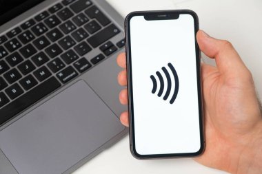Temassız ödeme ödeme sistemi para transferlerine olanak sağlıyor. Akıllı telefon ve dizüstü bilgisayarla online alışveriş. Hızlı, güvenli ve sosyal bir ödeme ve para alma yolu. Beyaz arkaplan