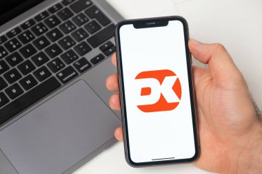 Dankort ödeme sistemi para transferlerine izin veriyor. Akıllı telefon ve dizüstü bilgisayarla online alışveriş. Hızlı, güvenli ve sosyal bir ödeme ve para alma yolu. Beyaz arka plan. Kasım 2021, San