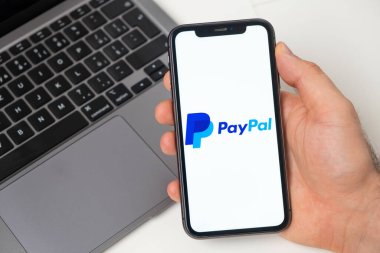 PayPal ödeme sistemi para transferlerine izin verir. Akıllı telefon ve dizüstü bilgisayarla online alışveriş. Hızlı, güvenli ve sosyal bir ödeme ve para alma yolu. Beyaz arka plan. Kasım 2021, San Francisco