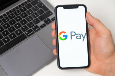 Google ödeme sistemi para transferleri yapmaya izin verir. Akıllı telefon ve dizüstü bilgisayarla online alışveriş. Hızlı, güvenli ve sosyal bir ödeme ve para alma yolu. Beyaz arka plan. Kasım 2021, San Francisco