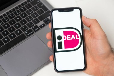 iDEAL ödeme sistemi para transferlerine izin verir. Akıllı telefon ve dizüstü bilgisayarla online alışveriş. Hızlı, güvenli ve sosyal bir ödeme ve para alma yolu. Beyaz arka plan. Kasım 2021, San Francisco