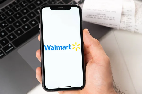 Walmart mobilní aplikace supermarketů a potravinářských řetězců je otevřena v chytrém telefonu. Nákup potravin online. Muž používá službu doručování jídla v aplikaci smartphone. Listopad 2021, San Francisco — Stock fotografie