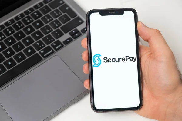 SecurePay σύστημα πληρωμών επιτρέπει να κάνετε μεταφορές χρημάτων. Online αγορές με smartphone και laptop. Ένας γρήγορος, ασφαλής και κοινωνικός τρόπος να πληρώσετε και να λάβετε χρήματα. Λευκό φόντο. Νοέμβριος 2021, Σαν — Φωτογραφία Αρχείου