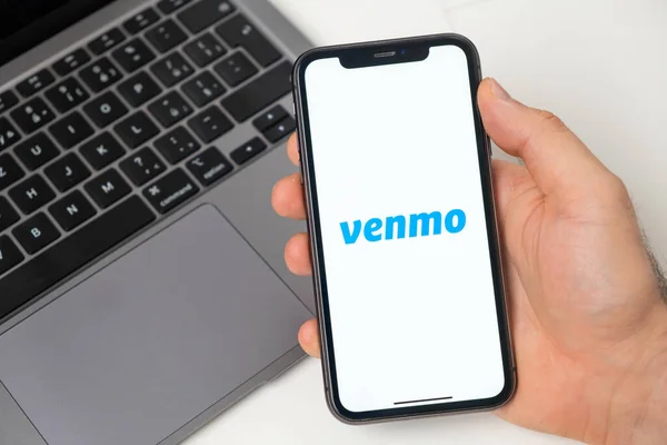 Venmo ödeme sistemi para transferlerine olanak sağlıyor. Akıllı telefon ve dizüstü bilgisayarla online alışveriş. Hızlı, güvenli ve sosyal bir ödeme ve para alma yolu. Beyaz arka plan. Kasım 2021, San Francisco