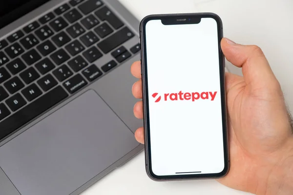 Ratepay σύστημα πληρωμών επιτρέπει να κάνετε μεταφορές χρημάτων. Online αγορές με smartphone και laptop. Ένας γρήγορος, ασφαλής και κοινωνικός τρόπος να πληρώσετε και να λάβετε χρήματα. Λευκό φόντο. Νοέμβριος 2021, Σαν — Φωτογραφία Αρχείου