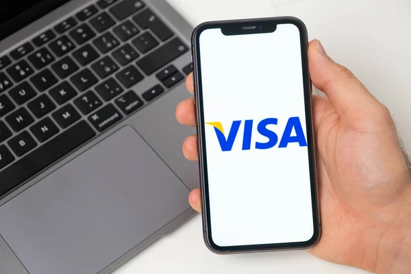 Visa σύστημα πληρωμών επιτρέπει να κάνει μεταφορές χρημάτων. Online αγορές με smartphone και laptop. Ένας γρήγορος, ασφαλής και κοινωνικός τρόπος να πληρώσετε και να λάβετε χρήματα. Λευκό φόντο. Νοέμβριος 2021, Σαν Φρανσίσκο — Φωτογραφία Αρχείου