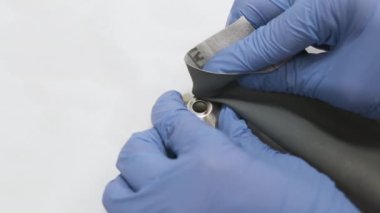 Ellerinizi lastik eldivenlerle kapatın. Metal parçaları zımpara kağıdıyla temizleyin.