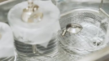 Ultrason banyosunda aşırı metal temizliği. Ultrasonizasyon arındırması. Kütle spektrometresinden nebulizör iğnesinin temizlenmesi