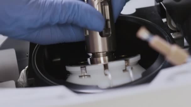 近距离科学家从质量检测器的离子源中取出一个玻璃毛细管.保养或清洁LC MS QTOF 。用质量检测仪进行临床或药物分析的液相色谱. — 图库视频影像