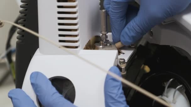 Laboratory technician unscrews the capillary into the nebulizer needle in ion source of mass detector of LC MS qTOF. — Stock Video