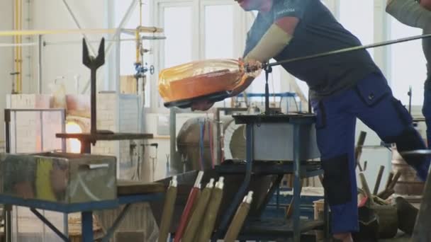 Arbeiter stellen Vase aus heißem Glas mit alten Werkzeugen im Geschäft her — Stockvideo