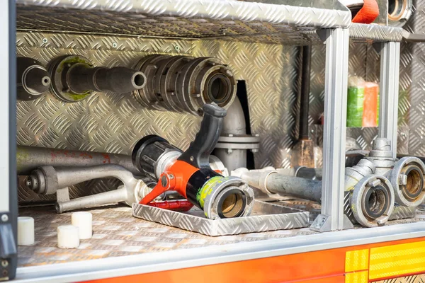 Diferentes detalhes do equipamento de combate a incêndios no corpo do caminhão — Fotografia de Stock