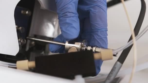 Laboratoriearbetare för in en nebulisatornål i jonkälla för massdetektor. — Stockvideo