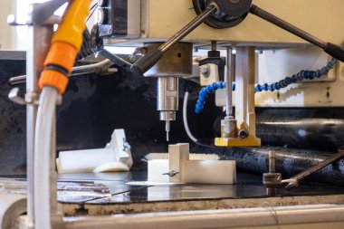 Atölyeye soğutma sistemi yüklü değirmen makinesi