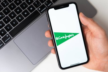 Akıllı telefon ekranında El Corte Ingles mobil uygulaması. Taşınabilir bir uygulama ya da dizüstü bilgisayar kullanarak evde otururken alışveriş yapmak. Akıllı telefon bir erkeğin elinde. Kasım 2021, San Francisco, ABD