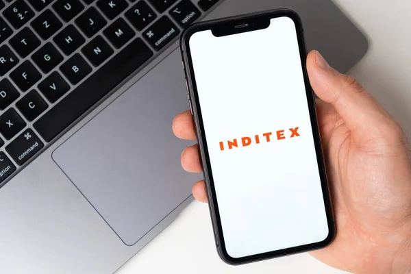 Aplicação móvel Inditex na tela do smartphone. Faça compras enquanto estiver sentado em casa usando um aplicativo móvel ou laptop. Smartphone na mão de um homem. novembro de 2021, San Francisco, EUA — Fotografia de Stock