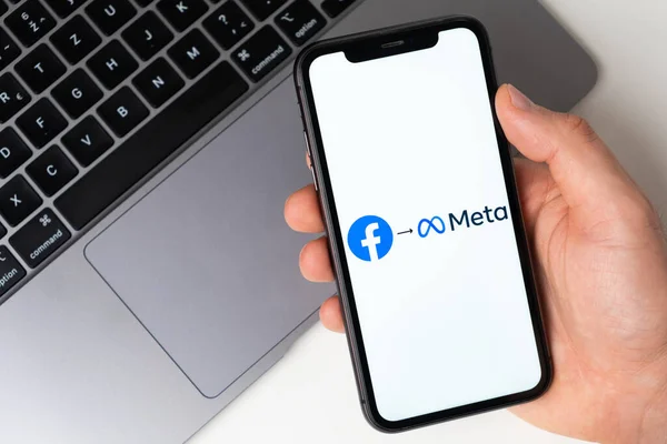 Meta Plataformas aplicación móvil de Facebook en la pantalla del teléfono inteligente. Realice compras mientras está sentado en casa utilizando una aplicación móvil o portátil. Smartphone en una mano de hombre. Noviembre 2021, San Francisco, EE.UU. —  Fotos de Stock