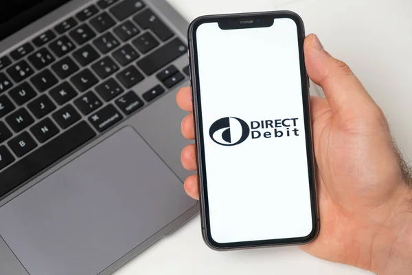 Direct Debit crypto wallet logo on the screen of mobile phone and notebook on the background, Νοέμβριος 2021, Σαν Φρανσίσκο, ΗΠΑ — Φωτογραφία Αρχείου