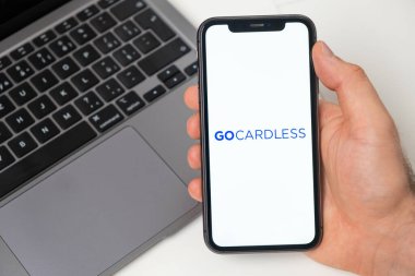 Arka planda cep telefonu ekranında GoCarless Kripto cüzdan logosu ve arka planda not defteri, Kasım 2021, San Francisco, ABD