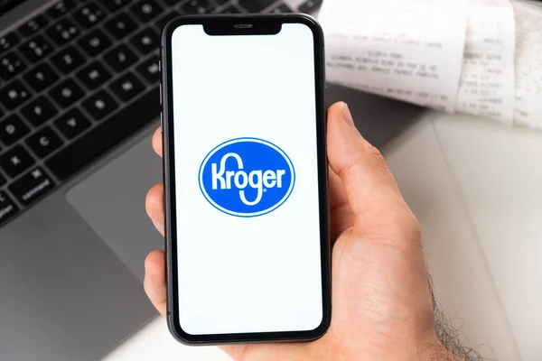 Kroger mobilní aplikace řetězce supermarketů v chytrém telefonu. Online nákup s notebookem a smartphonem. Listopad 2021, San Francisco, USA — Stock fotografie