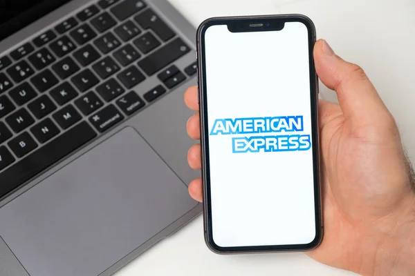 Logotipo de carteira de criptografia expresso americano na tela do telefone celular e notebook em segundo plano, novembro de 2021, San Francisco, EUA — Fotografia de Stock