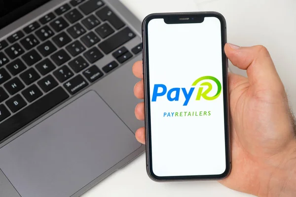 Payr οικονομική πλατφόρμα για μεταφορά χρημάτων χρησιμοποιώντας smartphone. Άντρας χέρι κρατώντας το κινητό τηλέφωνο με εφαρμογή στην οθόνη και σημειωματάριο στο παρασκήνιο. Νοέμβριος 2021, Σαν Φρανσίσκο, ΗΠΑ — Φωτογραφία Αρχείου