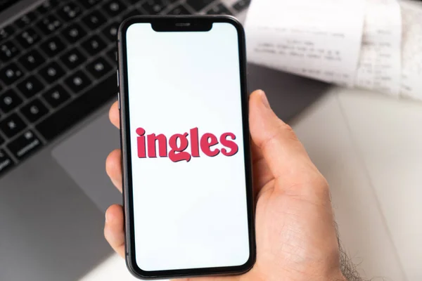 Ingles aplicação móvel da cadeia de supermercados em um smartphone. Compra online com um laptop e smartphone. novembro de 2021, San Francisco, EUA — Fotografia de Stock