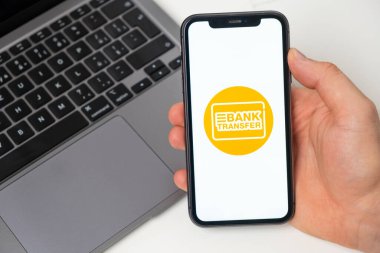 BankTransfer ödeme ödeme sistemi para transferlerine izin verir. Akıllı telefon ve dizüstü bilgisayarla online alışveriş. Hızlı, güvenli ve sosyal bir ödeme ve para alma yolu. Beyaz arka plan. Kasım 2021