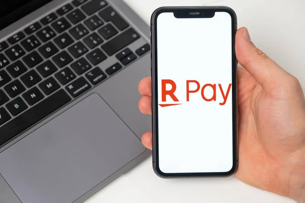 R Pay crypto wallet logo na obrazovce mobilního telefonu a notebooku na pozadí, listopad 2021, San Francisco, USA — Stock fotografie