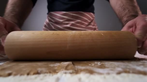 Baker rollos de masa marrón cruda para pan de jengibre con rodillo — Vídeos de Stock