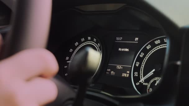 Flèche verte indique virage à gauche clignotant sur le tableau de bord de la voiture — Video