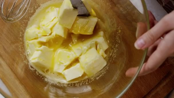 Femme coupe le beurre dans un bol pour faire de la pâte pour le pain d'épice — Video