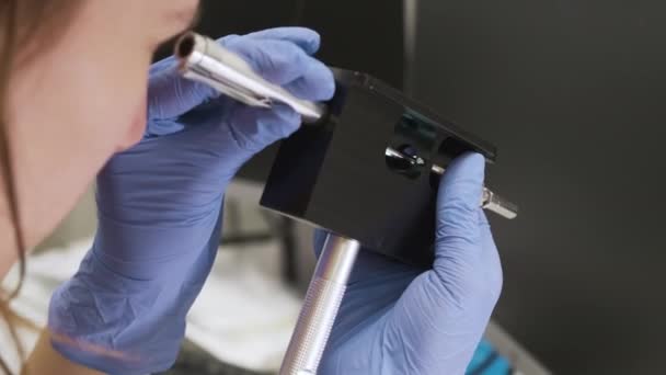Científico verificando el estado de la aguja del nebulizador del sistema LC MS qTOF usando accesorio de ajuste y lupa — Vídeo de stock