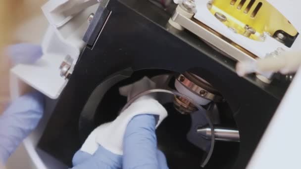 Κοντινό πλάνο επιστήμονα που καθαρίζει μια πηγή ιόντων φασματομέτρου μάζας με ύφασμα χωρίς χνούδι και διαλύτη. Συντήρηση ή καθαρισμός του συστήματος LC Ms qTOF. Ρουτίνα στο εργαστήριο ανάλυσης — Αρχείο Βίντεο