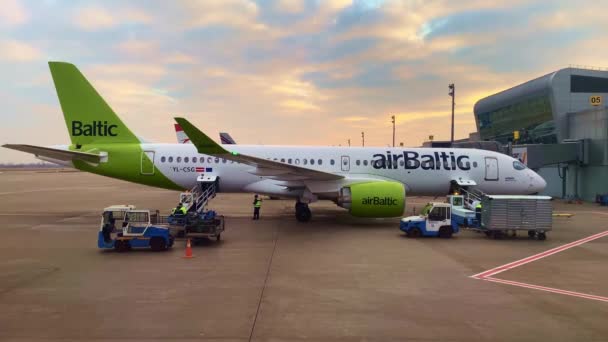 Suitcases are loaded onto the plane airBaltic, December 2021, Kyiv, Ukraine — стоковое видео