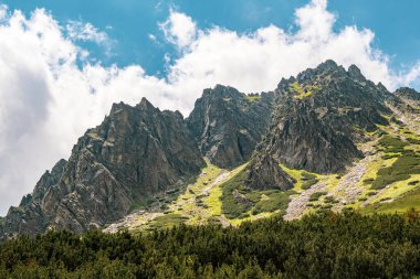 Slovakya 'daki High Tatra Sıradağları ve mavi gökyüzünün inanılmaz manzarası. Yaz konseptinde yürüyüş. Doğanın güzelliği ve duvar kağıdı konsepti