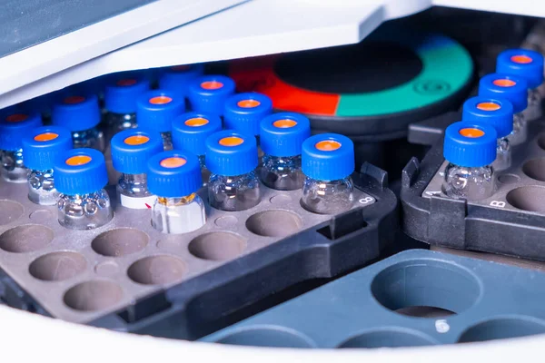 Auto sampler with glass vials for chromatographic separation and analysis of organic compounds. Study of plant metabolomic — Stok fotoğraf