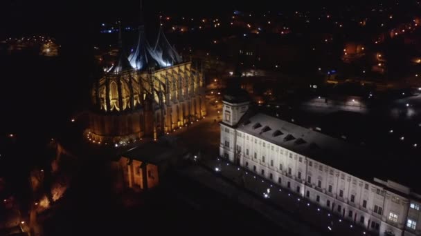 Zoomer hors caméra de la cathédrale de Sainte-Barbara et de l'ancien collège jésuite de Kutna Hora dans la soirée, région de Bohême, République tchèque. Patrimoine mondial de l'UNESCO — Video