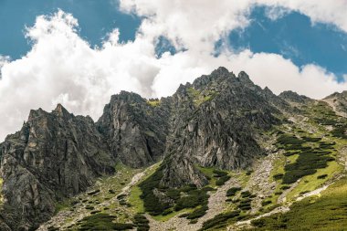 Slovakya 'daki High Tatra Sıradağları ve mavi gökyüzünün inanılmaz manzarası. Yaz konseptinde yürüyüş. Doğanın güzelliği ve duvar kağıdı konsepti