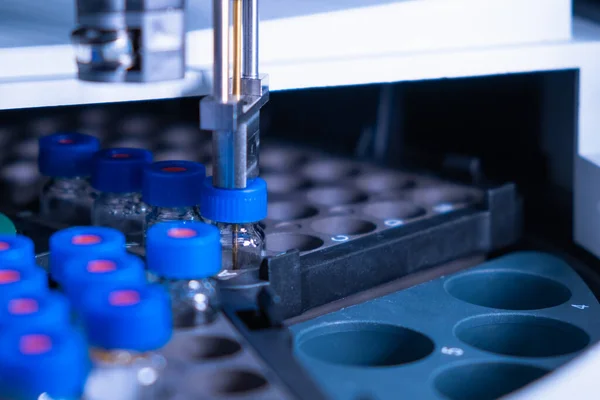 Close up auto sampler collect sample for HPLC analysis. Chromatographic separation of compounds. Metabolomic and Proteomic analysis. — Stockfoto