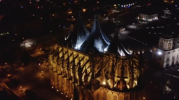 チェコ共和国ボヘミア地方の夜、クトナ・ホラにある聖バルバラ大聖堂と旧イエズス会大学の空中風景。ユネスコ世界遺産 — ストック動画