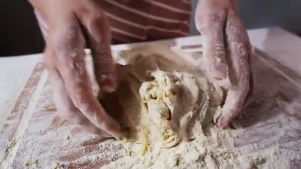 Ladies hands knead gingerbread dough on wooden board — Vídeos de Stock