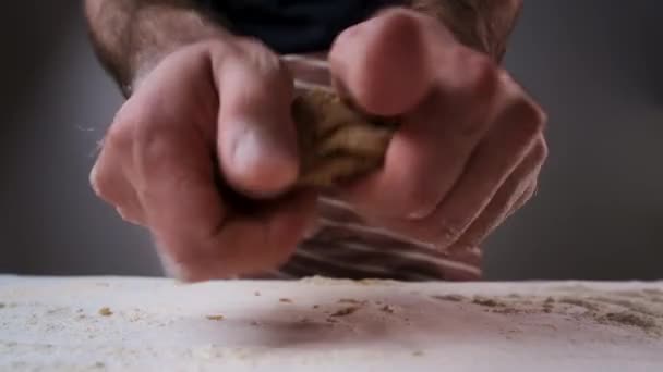 Hombre en delantal amasa masa marrón cruda para pan de jengibre — Vídeos de Stock