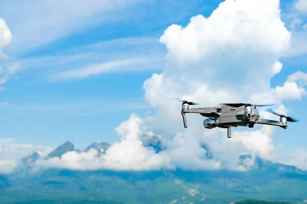 Drone che vola sopra la testa in un alto cielo nuvoloso con montagne di Alti Tatra sullo sfondo. — Foto Stock