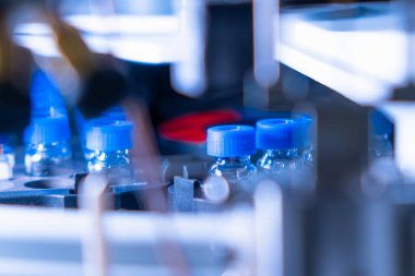 Otomatik numunede HPLC cam şişeler var. Aşıların ya da ilaçların klinik analizi 